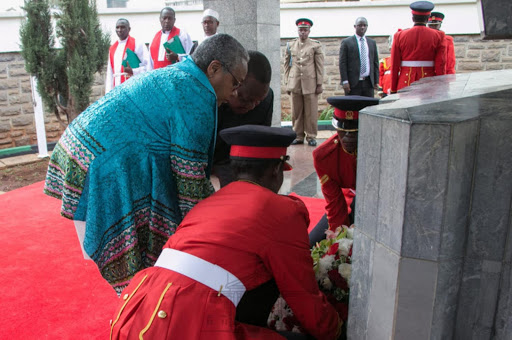 Mkewe Rais, Margaret Kenyatta aweka shada la maua kwa kaburi la Hayati Mzee Jomo Kenyatta.