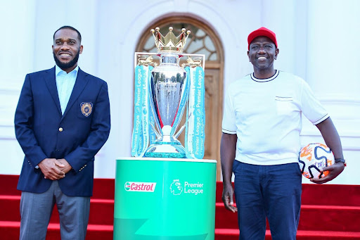 alipokea Kombe la EPL katika Ikulu mnamo Septemba 3. Kombe hilo liliwasilishwa katika ikulu na nyota wa zamani wa Nigeria Jay Jay Okocha na maafisa wengine wa EPL.