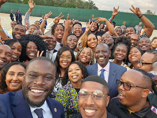 Nairobi Governor Johnson Sakaja and President Ruto take a selfie with content creators in Nairobi 