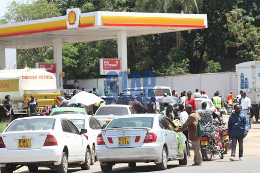 Motorists queue to get fuel at Shell petrol station a long Kisumu-Kakamega road on April 4, 2022. This was during the fuel shortage in Kenya/
