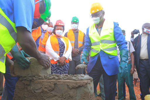 Kisii Governor James Ongwae (R) lays a foundation stone for the construction of Nyamache Banana Market 