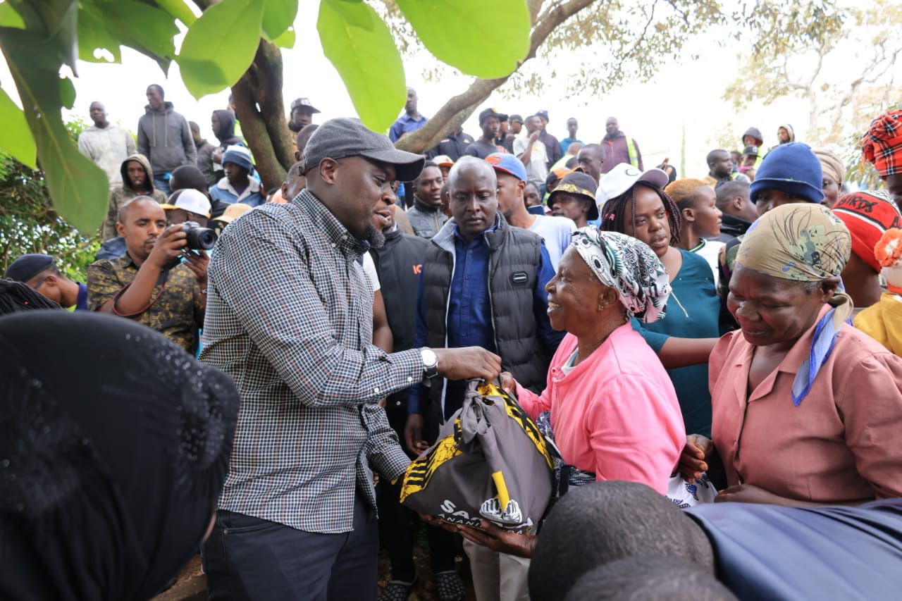 Sakaja distributes foodstuffs to Nairobians